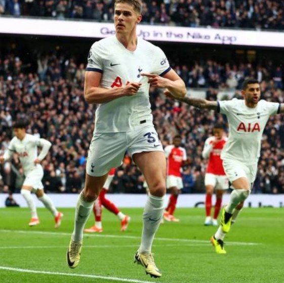 英超賽場：熱刺大勝埃弗頓，范德芬榮膺隊內最佳