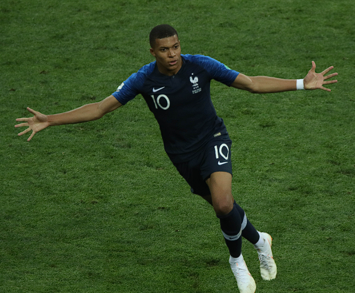 姆巴佩伯納烏貴賓室加冕：首獲歐洲金靴，續(xù)寫<a  style='color: blue;'>皇馬</a>傳奇新篇