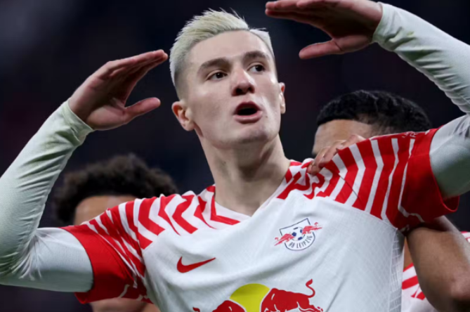 曼聯(lián)鋒線傷情牽動人心：舍什科替補登場后傷退，檢查待定傷勢