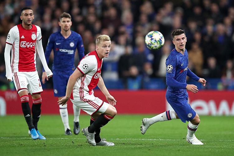 阿賈克斯歐冠悲歌：從巔峰到深淵的墜落