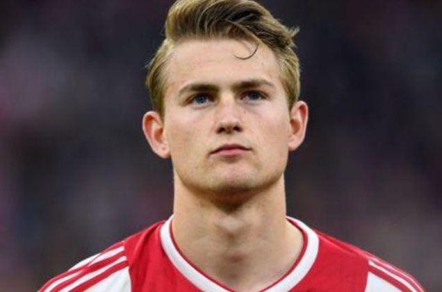 德里赫特：從低谷中崛起，于競爭中奮進