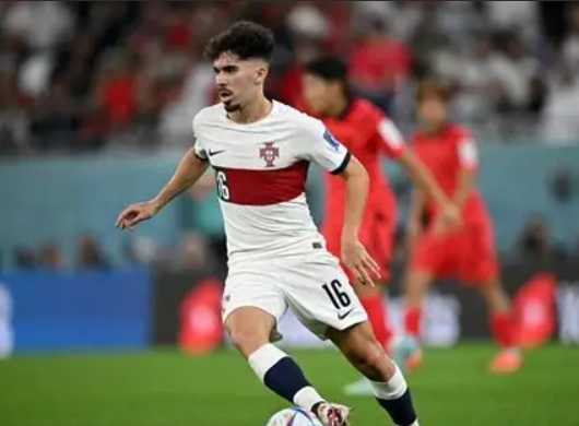 歐冠激戰(zhàn)：維蒂尼亞帽子戲法助力巴黎逆轉(zhuǎn)，暢談賽場感悟